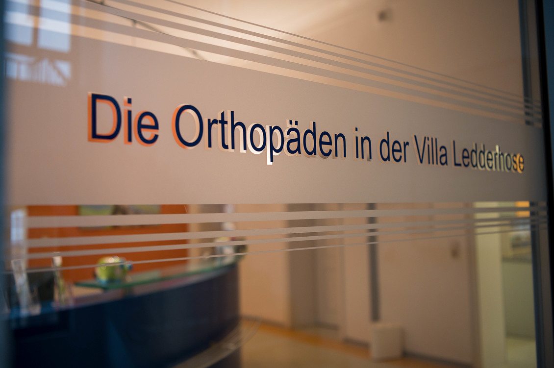 Empfang mit Schriftzug Die Orthopäden in der Villa Ledderhose