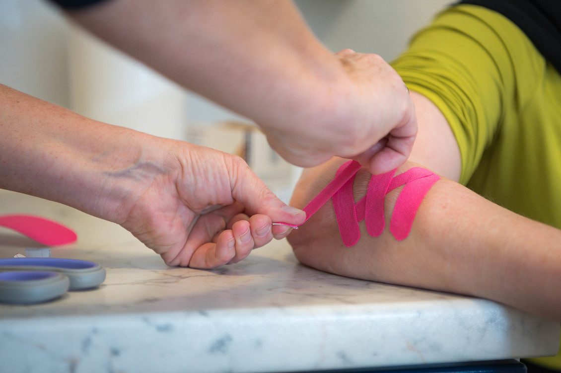 Anlegen eines Kinesio-Tapes am Arm
